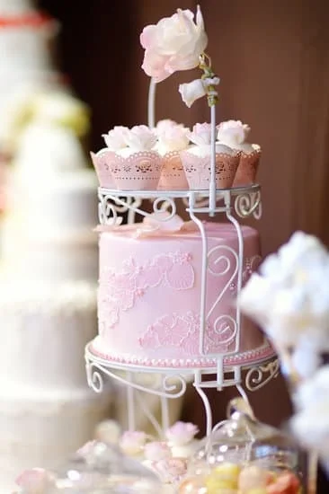 How to decorate a birthday cake table with colorful decorations and a beautiful centerpiece