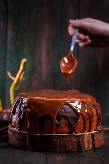 Colorful Route 66 cake decorations featuring iconic American landmarks and vintage cars