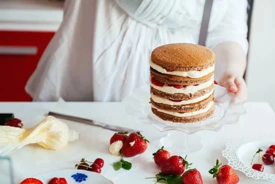 Tutorial showing a CAKE DECORATING PAINT RECIPE for creating beautiful designs on cakes
