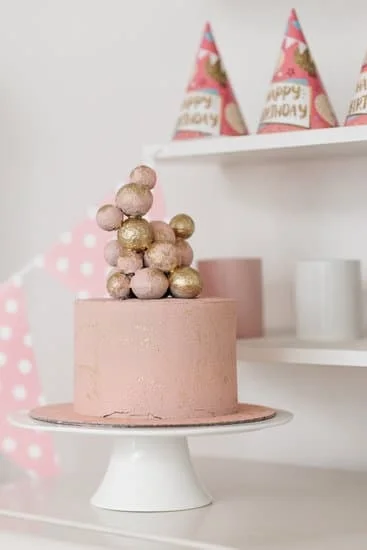 Step-by-step guide on making cream for cake decoration in Urdu