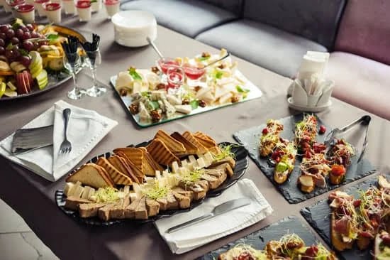 Decorating a Bundt Cake for Christmas 1 Festive bundt cake decorated with holiday-themed icing, perfect for Christmas celebrations