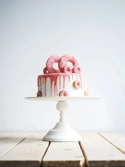 Creative and innovative cake decorating techniques that will make your cakes stand out