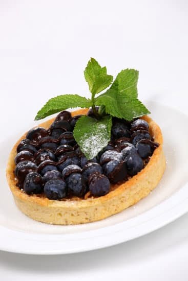 Fresh Edible Flowers for Cake Decorating 7 FRESH EDIBLE FLOWERS: Vibrant blossoms perfect for enhancing cake decorations