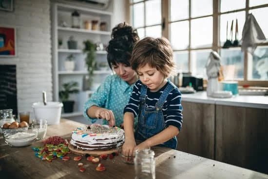Step-by-step guide on how to make butter icing for cake decoration