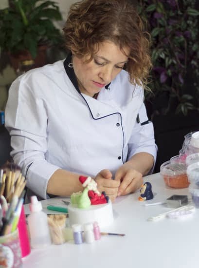 Cake Decorating Schools in Atlanta Ga 1 Image: Hands-on cake decorating classes at top-rated schools in Atlanta GA for aspiring bakers
