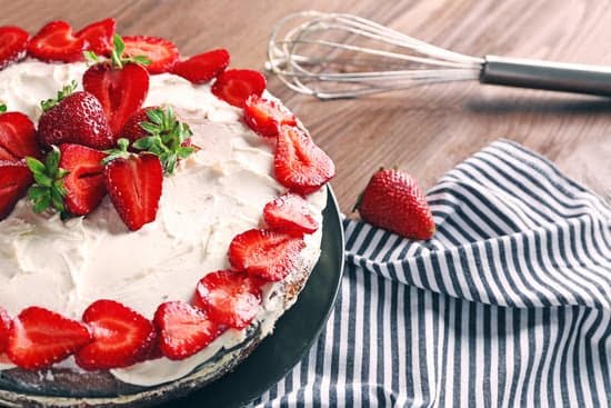 How to Mould Chocolate for Decorating Cakes 1 Step-by-step guide on molding chocolate for cake decoration - HOW TO MOULD CHOCOLATE FOR DECORATING CAKES