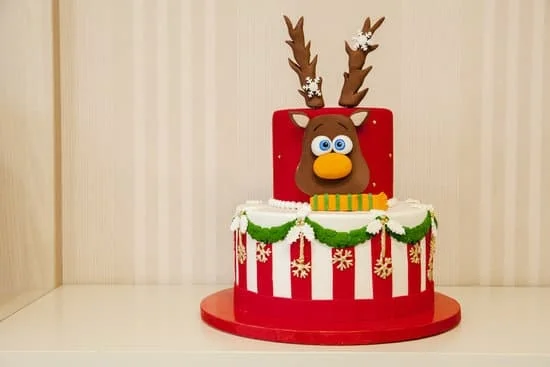 Festive and artistic Christmas cake decorations that bring out the creative spirit
