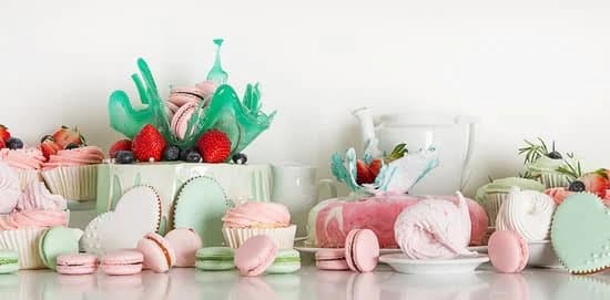 Guitar shaped cake decorations perfect for music lovers and guitar enthusiasts