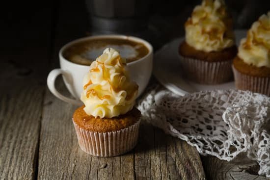 How to decorate a cake using butter icing: step-by-step tutorial with easy tips