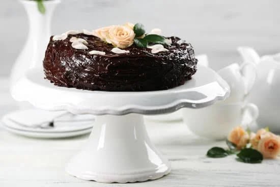 How to Uniquely Decorate Adult Female Birthday Cake 1 How to create a beautifully decorated adult female birthday cake with a unique twist