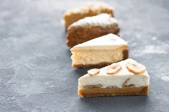 Step-by-step guide: How to decorate a cake using whipped frosting for a flawless finish