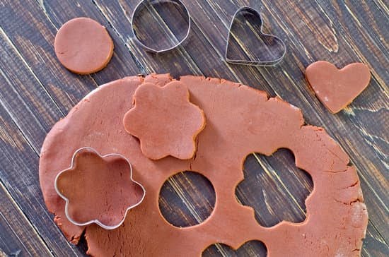 Image of cake decorating complications: tangled piping bag and smudged frosting