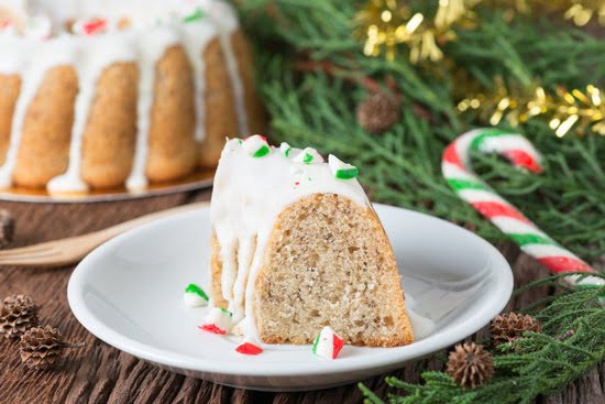 Beautifully decorated cake with intricate 3 angle de bag detailing