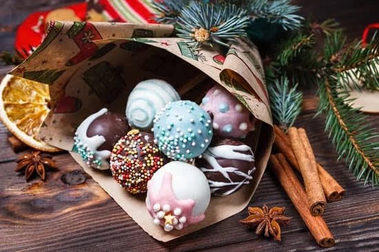 Cake decor supply: Assorted icing tips, fondant cutters, and edible glitter for stunning cake decorations