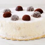 Decorate a cake with icing bag: Step-by-step tutorial and tips for beautiful cake designs