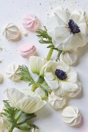 How to Decorate a Cake With Hockey Sticks 1 Sugar-coated hockey sticks add a sporty touch to creatively decorating a cake