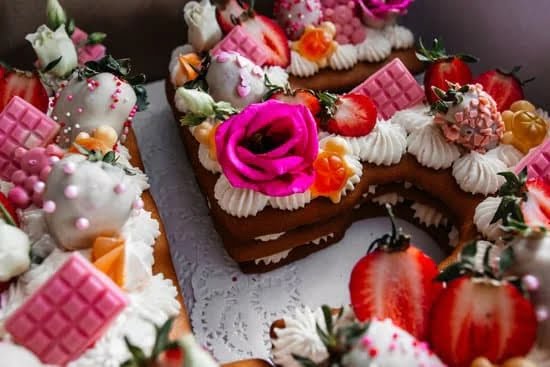 Exquisite cake decorations by The Icing Artist, showcasing amazing cake decorating techniques
