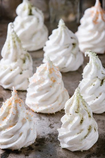 Colorful Russian cake decorating kit with a variety of tools for professional cake decorators