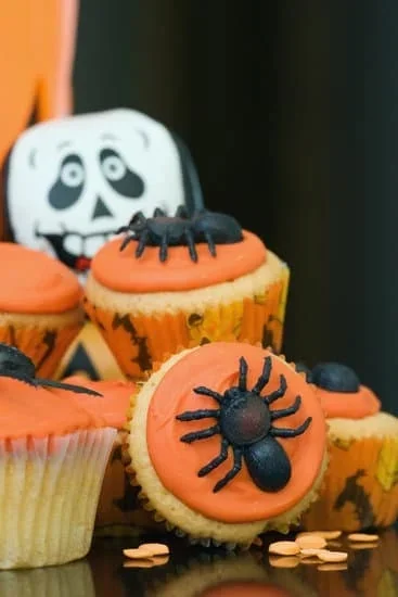 Pico projector displaying cake decorations for enhanced precision and creativity