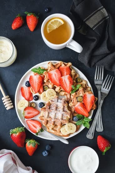 Bee Cake Decorating 1 Bee cake decorated with yellow buttercream and fondant flowers, perfect for any special occasion