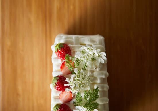 Freshly baked wholesale bakery cakes with exquisite decorations for cake decorating enthusiasts