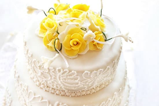 Rotating cake stand ideal for cake decorating with smooth rotation mechanism