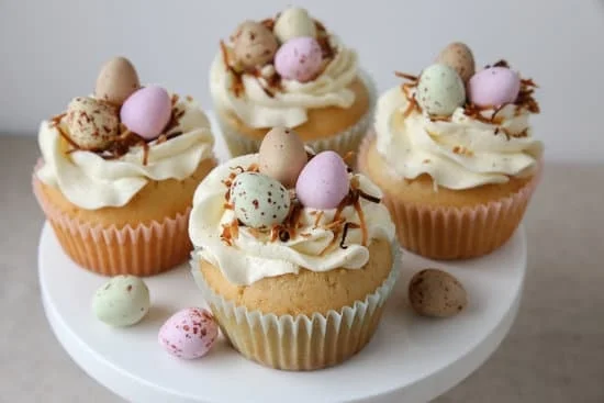 Delicious carrot cake recipe with step-by-step instructions for decorating a stunning carrot cake