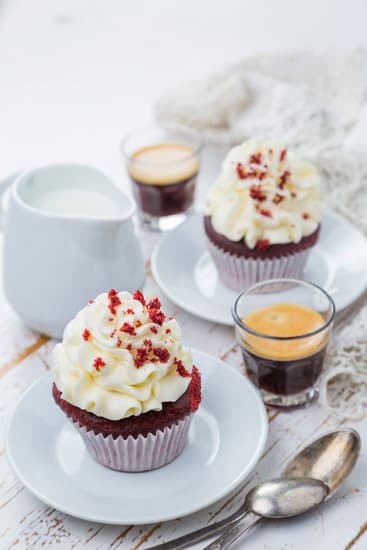 Cake Decorating Natural Flowers 1 Beautiful cake adorned with natural flowers for an elegant cake decorating design