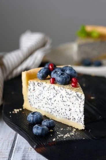 How to decorate a cake with frosting: step-by-step guide for beginners