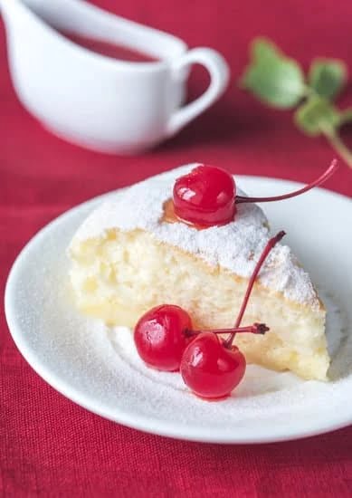 Step-by-step tutorial on decorating a birthday cake for a little girl with expert tips