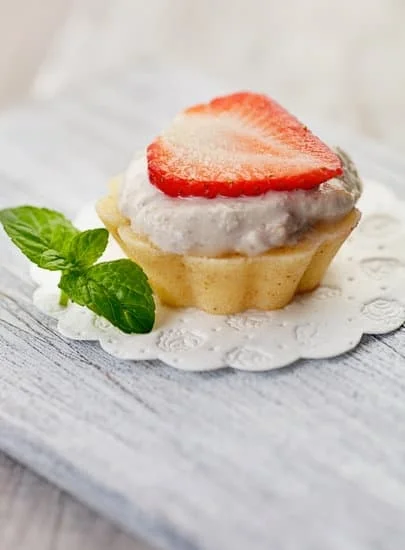 Join our cake decorating class in Calgary to learn new techniques and unleash your creativity!