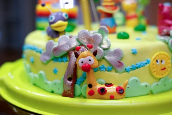 Delicious alcohol-infused cakes with beautifully decorated designs to add a touch of elegance to any occasion