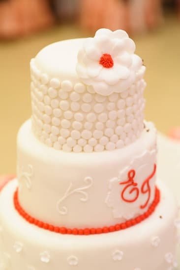 How to Decorate a Laptop Cake 1 Step-by-step guide on how to beautifully decorate a laptop cake for your tech-savvy celebrations