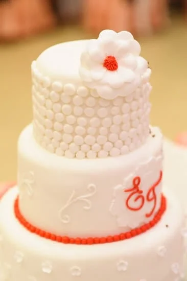 Step-by-step guide on how to beautifully decorate a laptop cake for your tech-savvy celebrations