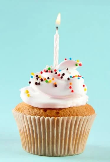 Deliciously creamy and tangy cream cheese frosting for cake decorating