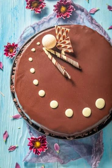 Creative and intricate cake decorating borders adding the perfect finishing touch!