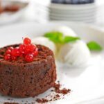 All black cake decorations: elegant and sleek designs to enhance your cake's aesthetic