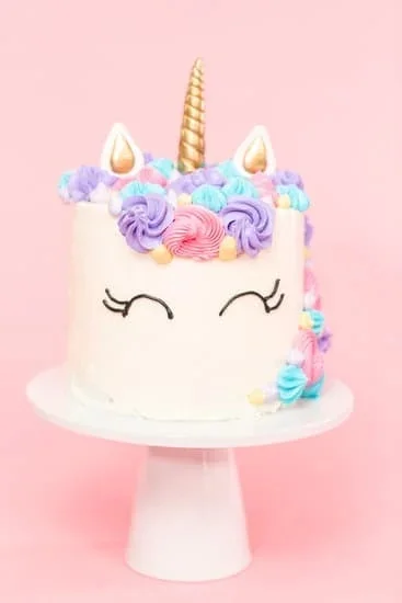 BEST CAKE DECORATING BOOK FOR KIDS - Creative guide with step-by-step tips for young bakers