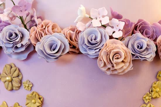 Two unique characteristics of cake decorating: intricate designs and creative use of icing