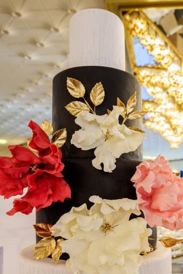 Rotating cake turntable perfect for decorating cakes with an Amazon logo design