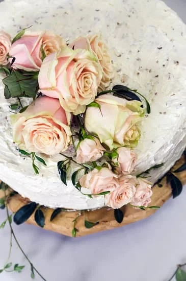 Step-by-step guide: How to Decorate a Cake with a Piping Bag