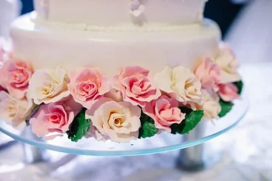 Beautiful rose cake decoration ideas featuring various designs, colors, and techniques