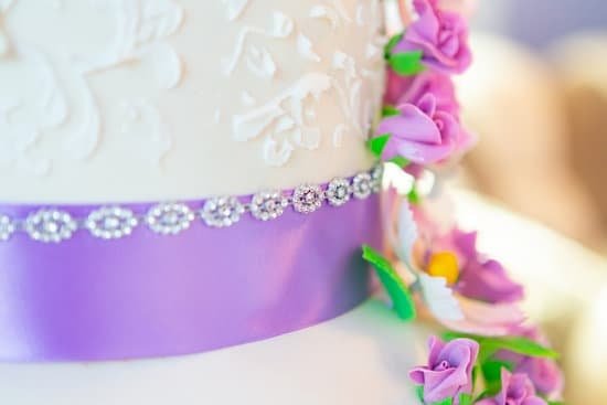 How to Decorate a Love Heart Cake 1 How to decorate a love heart cake with icing and sprinkles