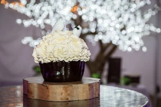 Vibrant cake decorating imitation gold sprinkles for adding a touch of elegance