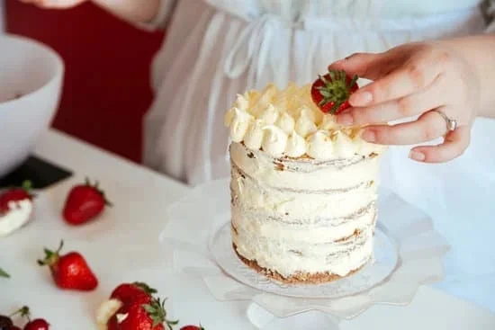 Highly profitable cake decorating business: Earn income with your creative skills!