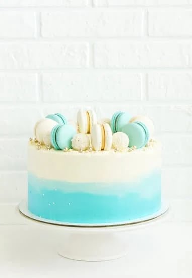 Elegant brooches for cakes decoration, adding a touch of glamour to your special occasion