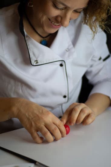 Beautifully designed and delicious cake decorating services in Caterham by experienced professionals