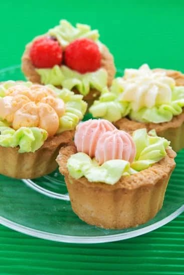 Cake Decorating Base 1 Cake Decorating Base: A sturdy foundation for beautifully decorated cakes