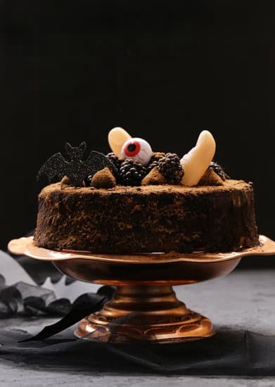 Cake Decorating Tips That Make Flowers 1 A variety of cake decorating tips that create beautiful and intricate flower designs