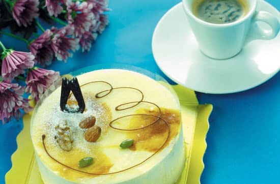 Baby Shower Cake and Cupcake Decorations 3 Cute and whimsical baby shower cake and cupcake decorations for a memorable celebration